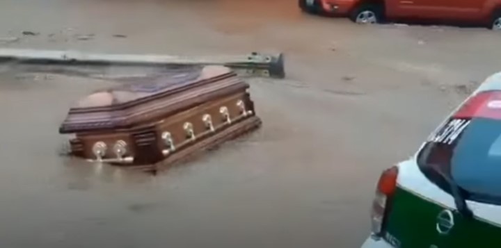 TRAS PASO DE «GRACE» EN VERACRUZ, CIRCULA VIDEO DE ATAÚDES FLOTANDO EN CALLES DE&nbsp;XALAPA