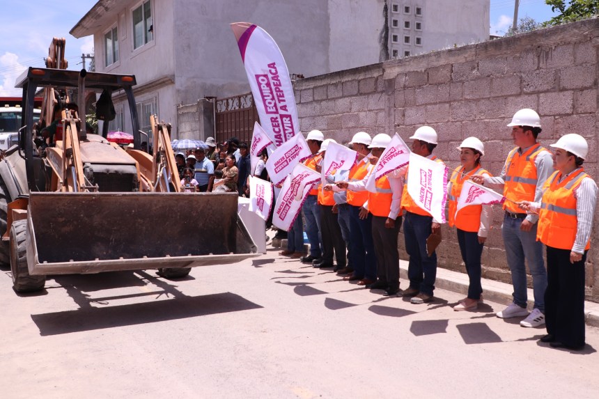 Dan banderazo a la construcción de red de drenaje sanitario en San Bartolomé Hueyapan,&nbsp;Tepeaca