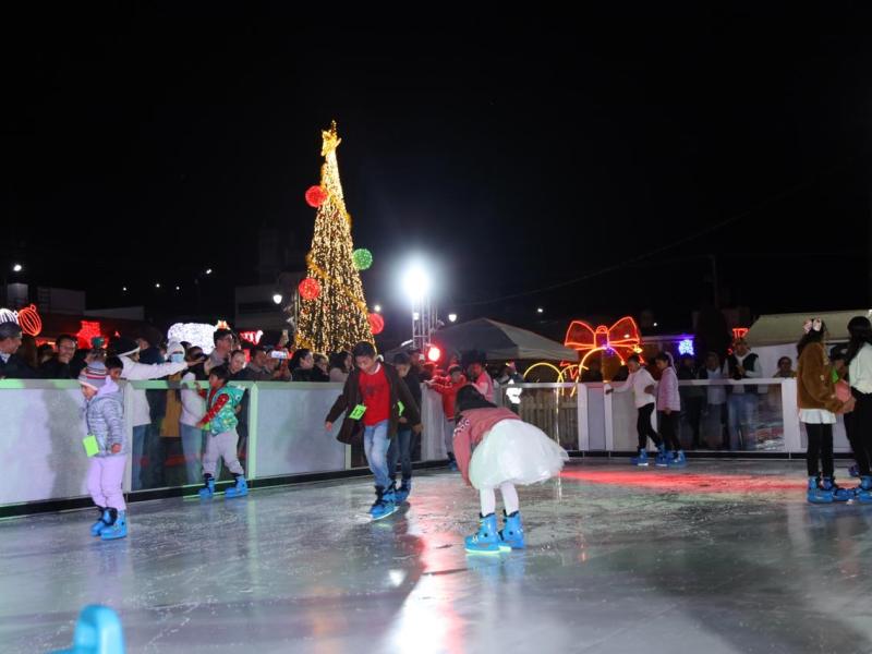 ¡Tepeaca brilla en Navidad con pista de&nbsp;patinaje!