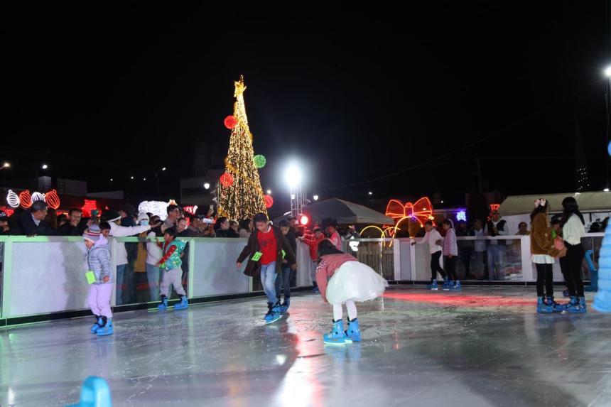 ¡Tepeaca brilla en Navidad con pista de&nbsp;patinaje!